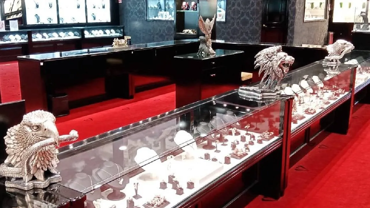 Esta experiencia va más allá de una tienda. Los clientes acceden a la Hacienda Matises, un recinto con arquitectura colonial que recrea el espíritu mexicano.