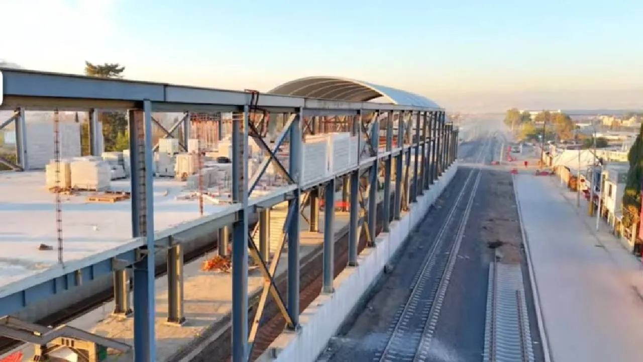 Dicha suspensión se debió a que un grupo de pobladores tomó el sitio como forma de protesta para exigir la reparación de 145 viviendas dañadas, así como la realización de obras complementarias.