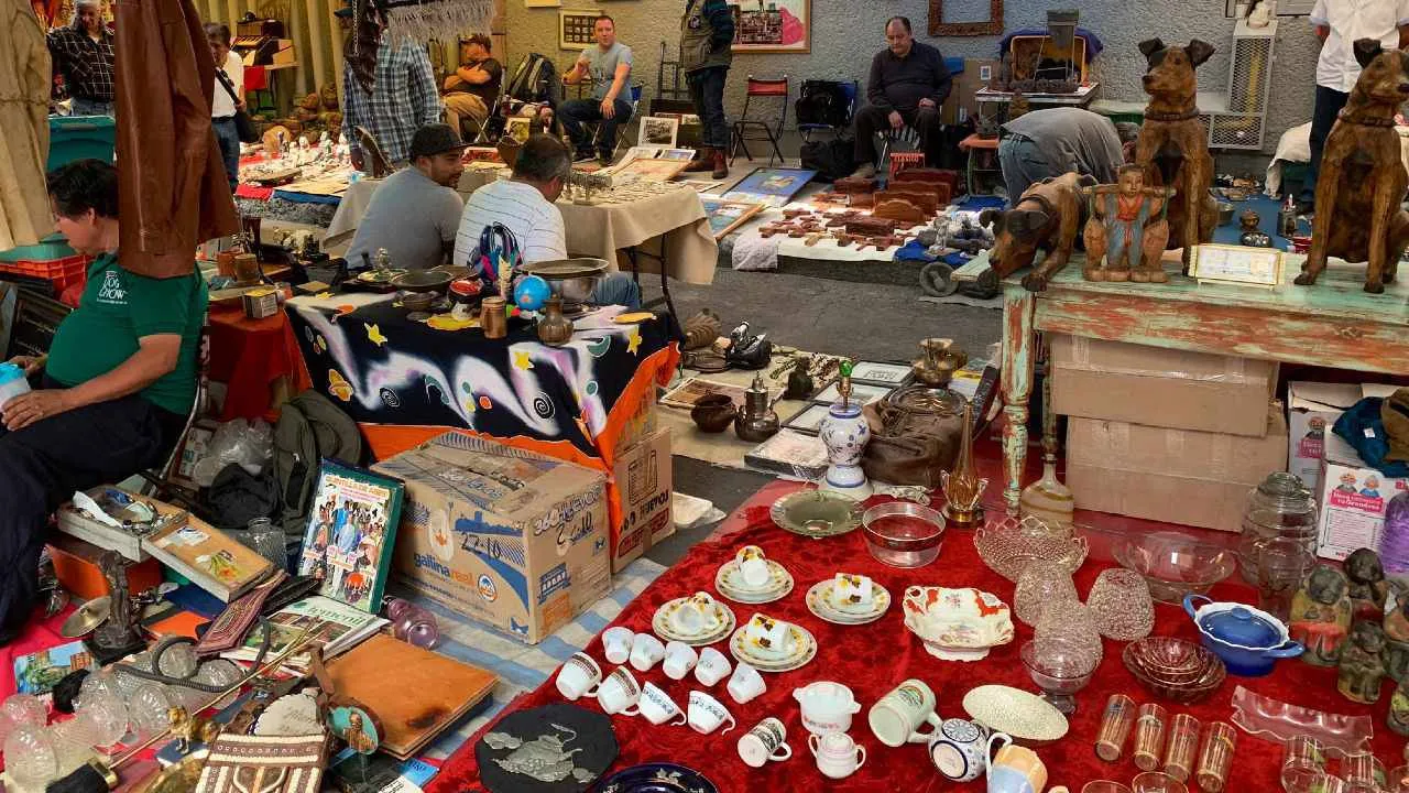 Tianguis de antigüedades donde los coleccionistas se reúnen
