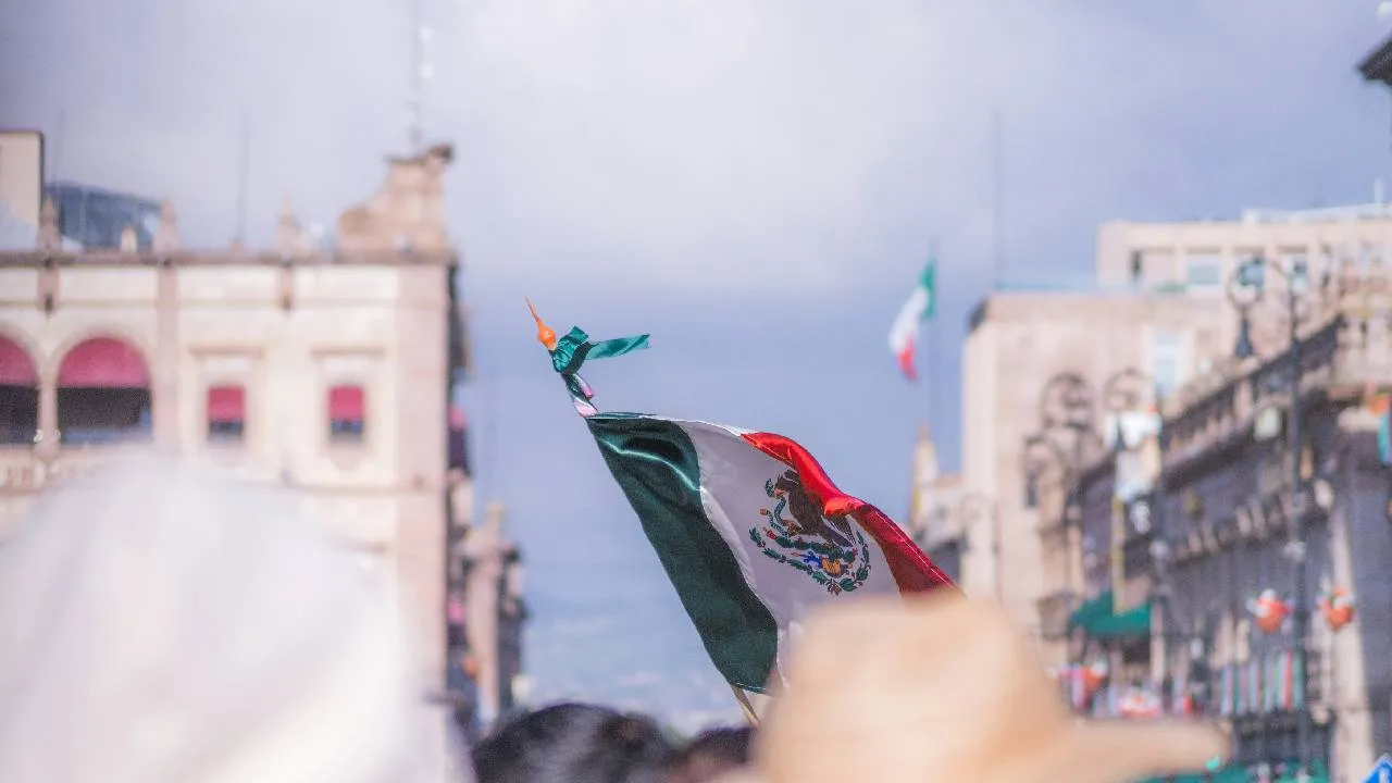Lo cierto es que si bien no hay un puente programado para este mes, el martes 16 de septiembre, fecha en la que se conmemora el Día de la Independencia de México, sí es día feriado oficial en México.