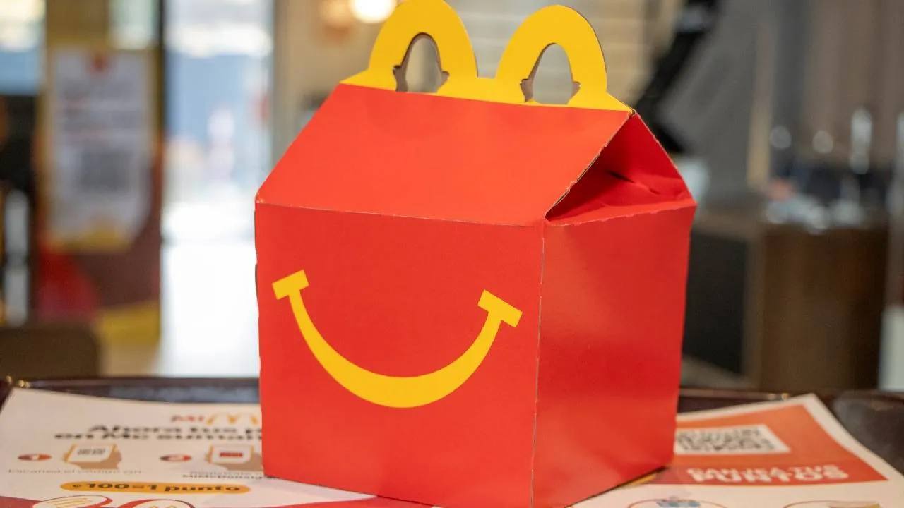 Su éxito radica en la combinación de comida, juego y experiencia. Desde su lanzamiento, ha marcado generaciones y se ha convertido en un símbolo cultural de la marca.