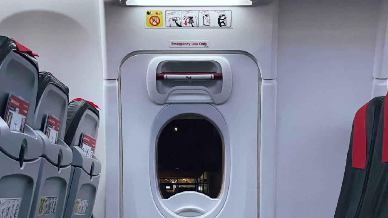 Las aerolíneas ubican estratégicamente a pasajeros que puedan ayudar a evacuar la aeronave si ocurre un incidente. Por eso, si ocupas uno de estos asientos, debes estar dispuesto y ser capaz de actuar rápidamente si la situación lo requiere.