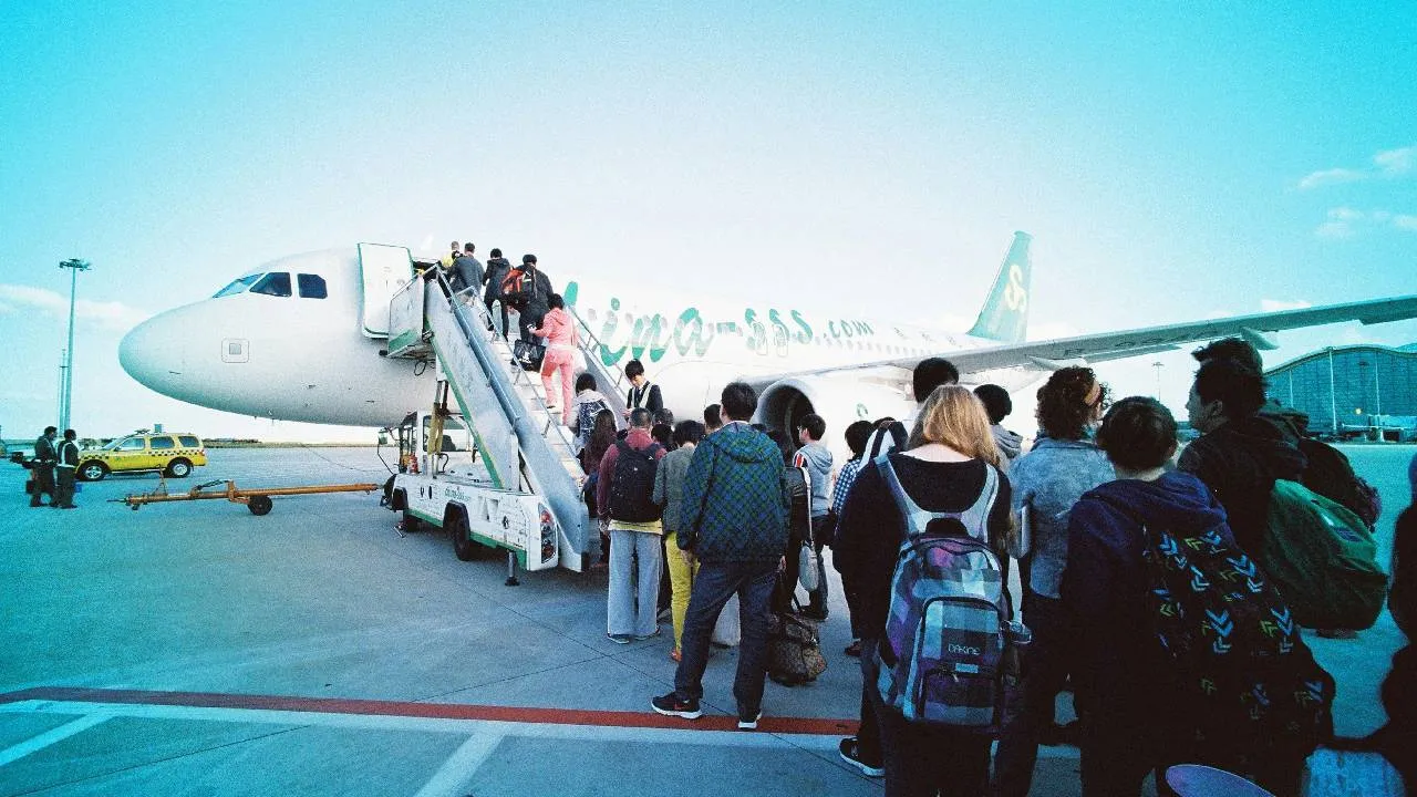 Diversos estudios de plataformas como Google Flights y Expedia coinciden en que el mejor día para comprar boletos es el martes o miércoles, cuando las aerolíneas suelen ajustar tarifas tras los movimientos del fin de semana.