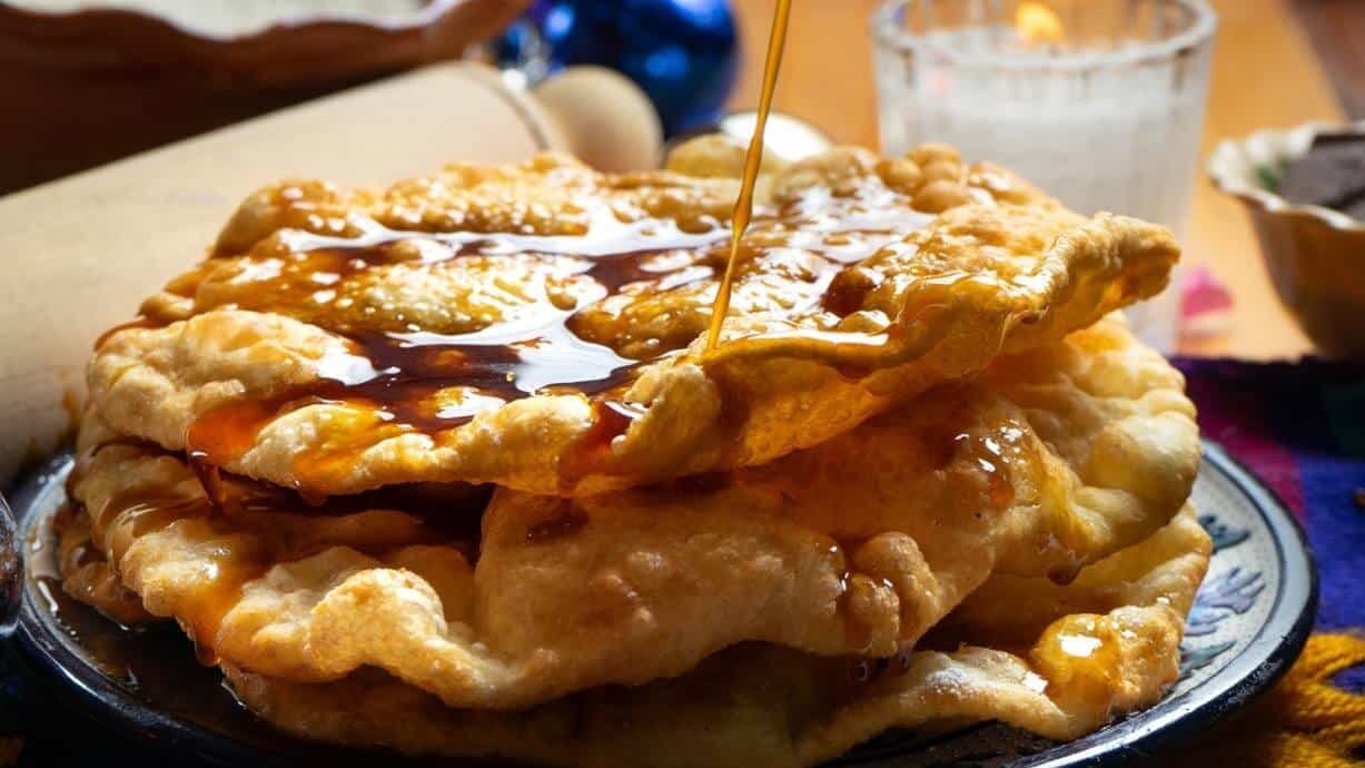 Los Buñuelos son uno de los postres mexicanos mas populares Los Buñuelos son uno de los postres mexicanos mas populares