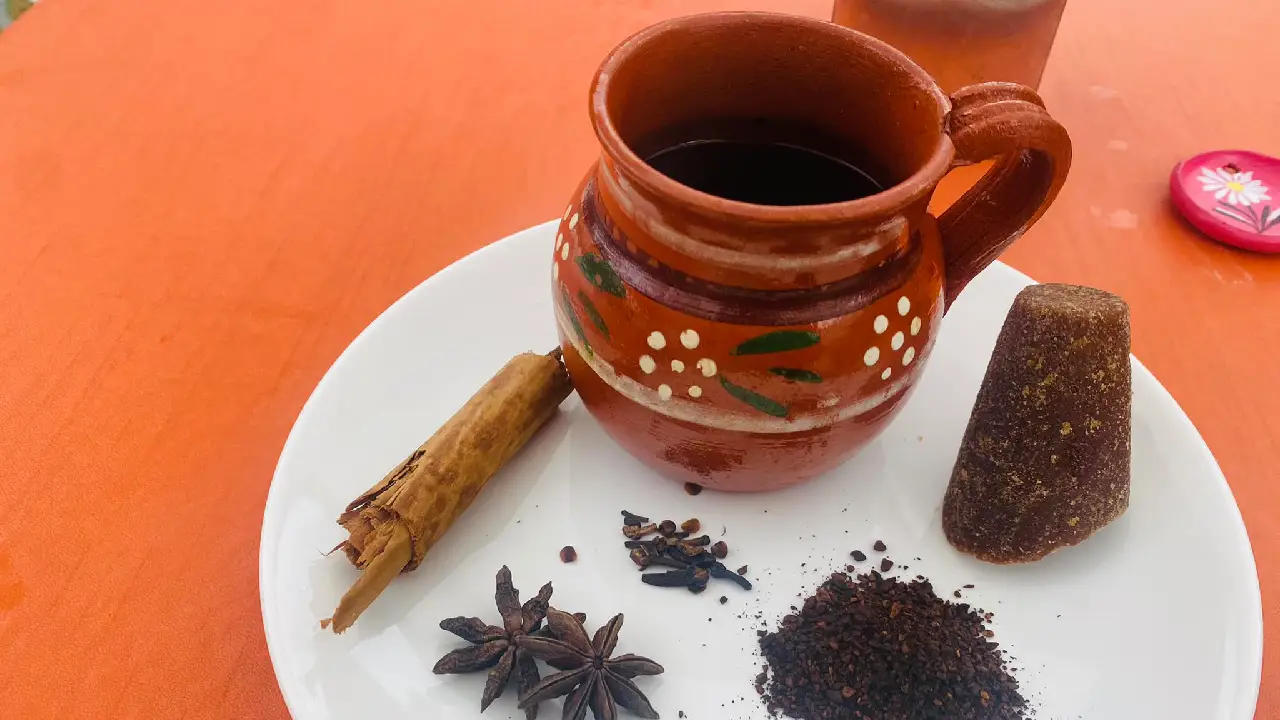 Este café, infusionado con especias y dulzura natural, se convierte en el acompañante perfecto del pan de muerto, creando una dupla que celebra la vida y honra a quienes ya partieron.
