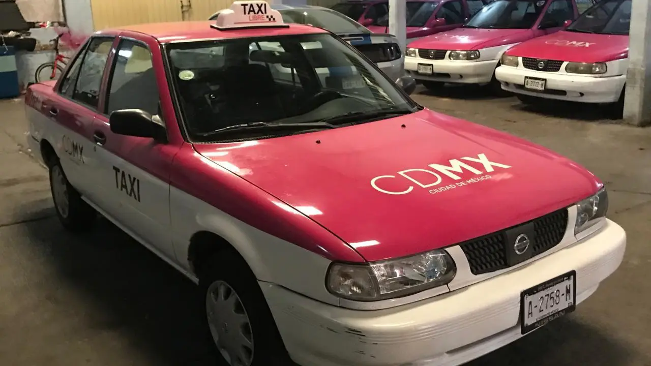 El taxi antiguo se entrega para su chatarrización y se firma el convenio de adhesión que permite acceder a la nueva unidad.
